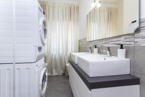 Postel nebo postele na pokoji v ubytování Exclusive Room Arena Inalpi 'La casa di Bertino'