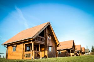 una gran casa de madera con techo de gambrel en Ranch des bisons, en Petit-Réderching