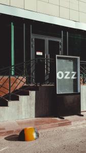 un bâtiment avec un panneau sur son côté dans l'établissement Inn OZZ Astana, à Astana