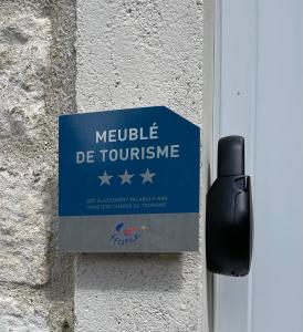 una señal en el costado de una puerta con un buzón en Le gîte de l’espérance en Arc-en-Barrois