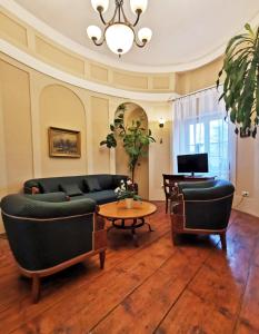 sala de estar con sofá y mesa en Apartamenty Bukowiec Folwark i Park en Bukowiec