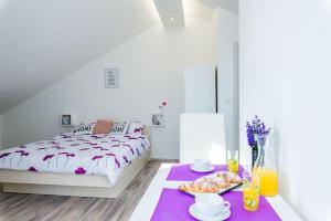 ein Schlafzimmer mit einem Bett und einem Tisch mit Essen darauf in der Unterkunft Bovolini's Place in Dubrovnik