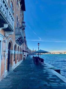 une passerelle en pierre à côté d'une grande étendue d'eau dans l'établissement Residenza Casanova, appartamento in Giudecca, à Venise