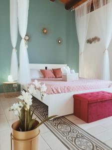 1 dormitorio con 1 cama con paredes de color rosa y azul en centruMaqueda en Palermo