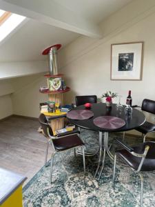- une salle à manger avec une table et des chaises dans l'établissement Onder de pannen, à Stavoren