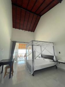 1 dormitorio con 1 cama y escritorio en una habitación en ISAMAR FRONT BEACH, en Marawila