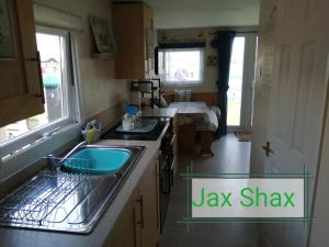 cocina con fregadero y encimera en The Beach Hut Home from Home in Leysdown on Sea en Sheerness
