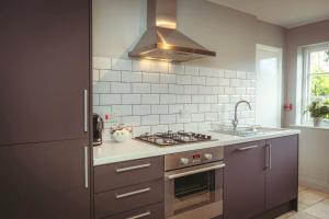 Kuchyň nebo kuchyňský kout v ubytování Kent House: contemporary flat close to seafront