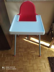 una silla roja sentada sobre una mesa azul en Apartament u Katarzyny, en Grodzisk Mazowiecki