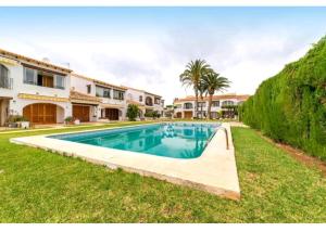 een afbeelding van een zwembad in de tuin van een huis bij Apartamento Retiro Sol in Denia