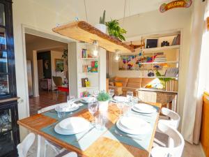 - une table à manger avec des plaques blanches dans l'établissement Villa Can Xum by Hello Homes Sitges, à Canyelles
