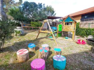 - une aire de jeux avec toboggan et tabourets en bois dans l'établissement Villa Can Xum by Hello Homes Sitges, à Canyelles