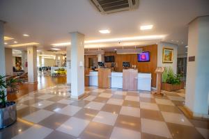 un vestíbulo de un hospital con un mostrador de facturación en Zago Hotel, en Lages