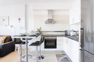 Kuchyň nebo kuchyňský kout v ubytování Home2Book Charming Apartment in Bajamar