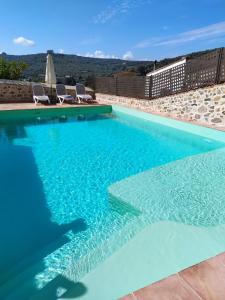 Hotel Palacio Conde del Álamo tesisinde veya buraya yakın yüzme havuzu