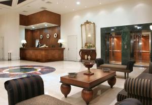 een lobby met een wachtkamer en een salon bij Volos Palace in Volos