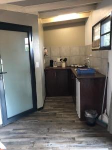 uma cozinha com um lavatório e uma bancada em White Sands Lodge em Divundu
