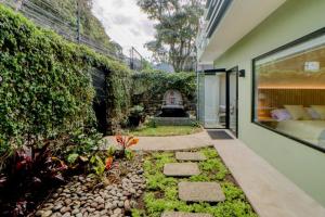 un jardín en el lateral de una casa en Colina Inn, en Escazú