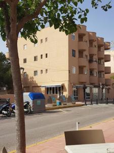 un edificio con una motocicleta estacionada al lado de una calle en Formentera Es Pujols 2 camere vicinissimo alla spiaggia, en Es Pujols