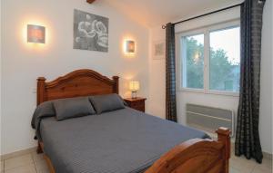 una camera da letto con un letto e una grande finestra di Lovely Home In Villen-Lès-Maguelone a Villeneuve-lès-Maguelonne