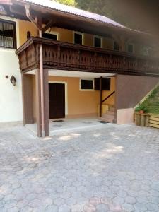Casa con porche y patio en Apartma, en Selnica ob Dravi