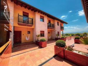 a courtyard of a house with a patio at Las Casitas de Santillana in Santillana del Mar