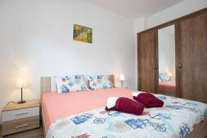 Postel nebo postele na pokoji v ubytování Apartments Jakoplić