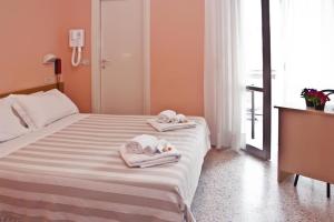 Rúm í herbergi á Hotel Staccoli