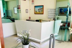 una sala de espera en un hospital con mostrador de recepción en Hotel Staccoli en Rímini