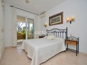 a bedroom with a bed and a table and a window at Gavina Esc B Bajos B in Sant Feliu de Guixols +39 photos