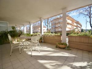 a patio with a table and chairs and a building at Gavina Esc B Bajos B in Sant Feliu de Guixols