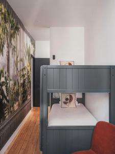 Ce lit superposé se trouve dans un dortoir doté d'une chaise. dans l'établissement Appartements Crébillon - Maisons du Monde Hôtel & Suites - Sans Ascenseur, à Nantes