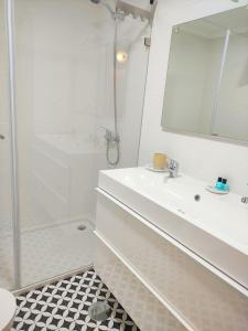 bagno bianco con lavandino e doccia di BRA com Apartments Oporto House 68 a Porto