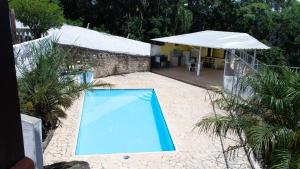 una gran piscina azul junto a un edificio en Casa de campo c piscina e churrasq em Mairipora SP, en Mairiporã