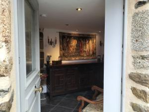 een hal met een schilderij aan de muur bij L'Escapade Médiévale in Fougères