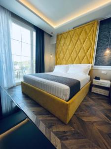 sypialnia z dużym łóżkiem i dużym oknem w obiekcie Poda Boutique Hotel Ksamil w mieście Ksamil