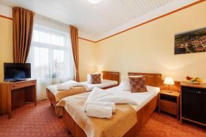 En eller flere senger på et rom på Hotel Tábor