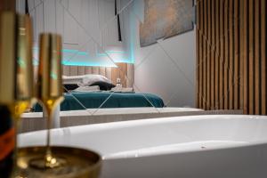 łazienka z wanną i łóżkiem w obiekcie Dasto Apartments Old Town Kraków w Krakowie