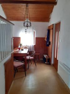 comedor con mesa, sillas y ventana en Holiday home Olive- 150m from sea, en Splitska