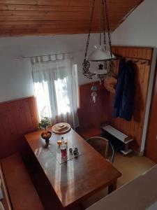 comedor con mesa de madera y ventana en Holiday home Olive- 150m from sea, en Splitska