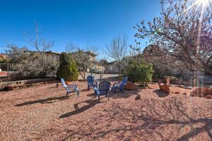 Garður fyrir utan Fire Pit, Near Hiking Trails Sedona Retreat!