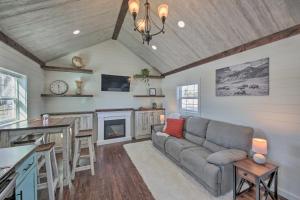 邦納斯費里的住宿－Contemporary Cabin with Mountain Views and Deck，带沙发和壁炉的客厅