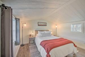邦納斯費里的住宿－Contemporary Cabin with Mountain Views and Deck，白色的卧室设有床和窗户