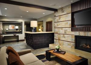 a living room with a fireplace and a tv at One Village Place by Vacation Club Rentals in Truckee