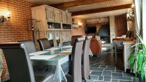 - une salle à manger avec une table et des chaises dans l'établissement Gîte l'Amandina - Porcheresse, à Daverdisse