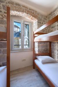 Łóżko lub łóżka piętrowe w pokoju w obiekcie CENTRUM HOSTEL