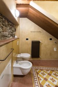 Cedegolo的住宿－Foresteria Antica Farmacia，浴室配有白色卫生间和盥洗盆。