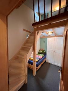 a small room with a bunk bed under a staircase at Chalet La Bosch, 7-persoons luxe eigen woning met privétuin in Ehrwald