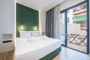 1 dormitorio con 1 cama grande y balcón en The Asprogeraka - self check-in rooms en Athens