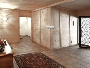 Zimmer mit Holzwänden und einem Zimmer mit einer Tür in der Unterkunft Apartment Drive by Interhome in Gstaad